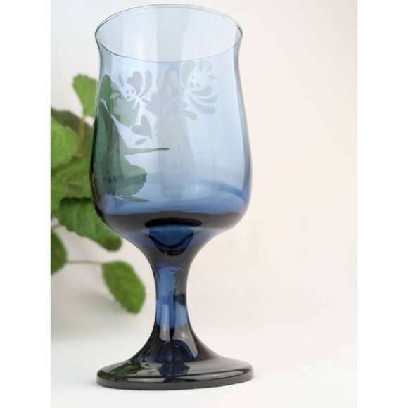 Pair of Blue Etched Wine Glasses Set of 2 Vtg Pfaltzgraff Yorktowne USA Stemware - Picture 3 of 7